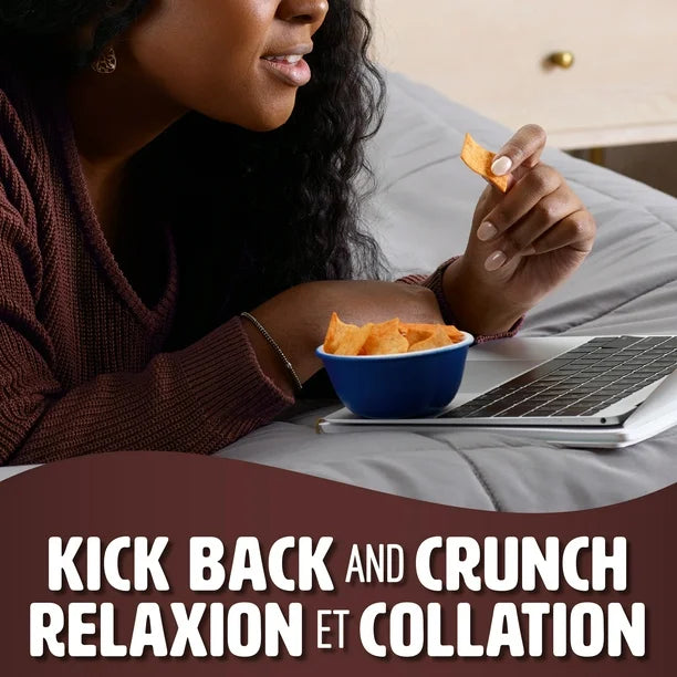 Person sitting on a bed with a bowl of chips and laptop, text 'Kick Back and Crunch Relaxion et Collation' at the bottom.
