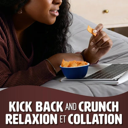 Person sitting on a bed with a bowl of chips and laptop, text 'Kick Back and Crunch Relaxion et Collation' at the bottom.